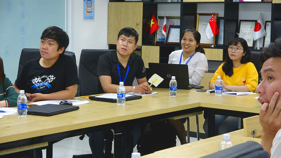 Nhân viên IMT Solutions hào hứng tham gia workshop kỹ năng ứng xử chuẩn Nhật